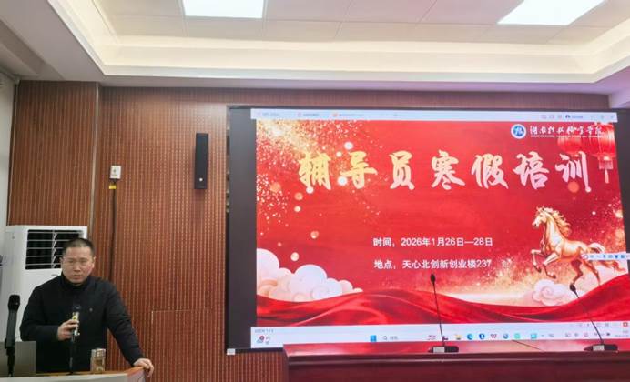 图片包含 男人, 电视, 站, 前 AI 生成的内容可能不正确。